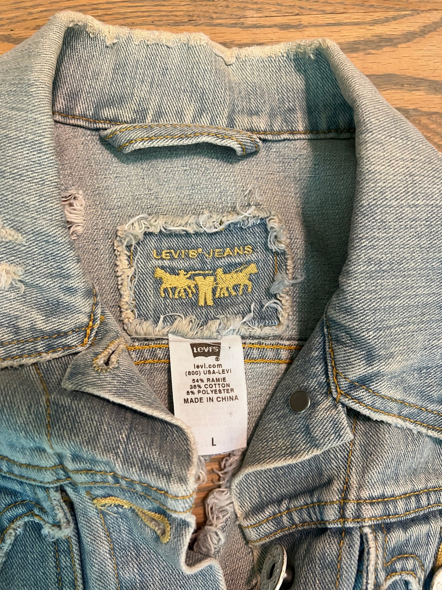 distressed Levi's jacket - large