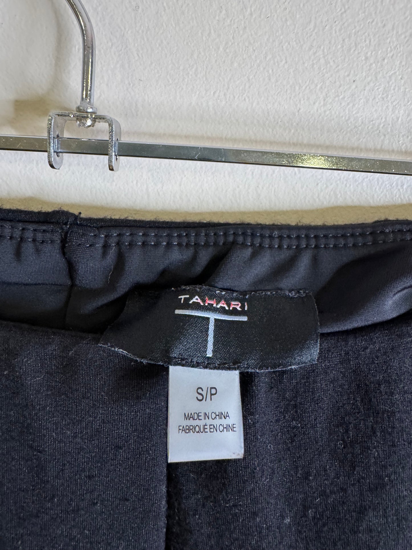 Tahari - small
