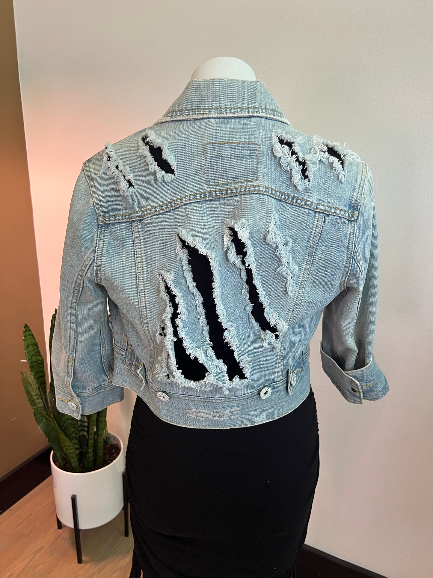 distressed Levi's jacket - large