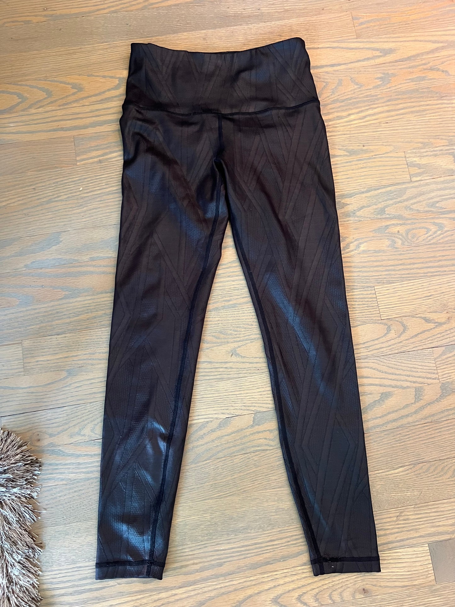 Vinmea Black Geometric Leggings
