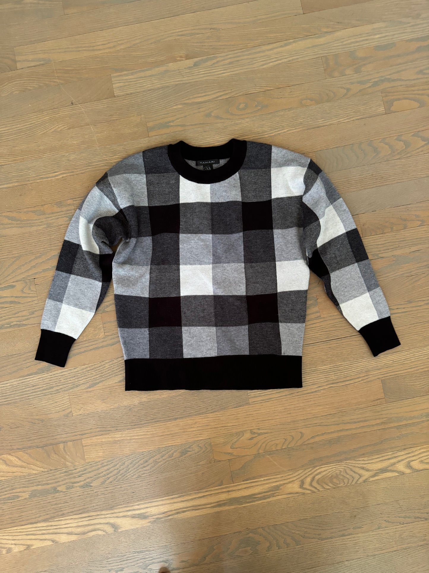 Tahari Black White Buffalo Check Crewneck sweater - size Medium