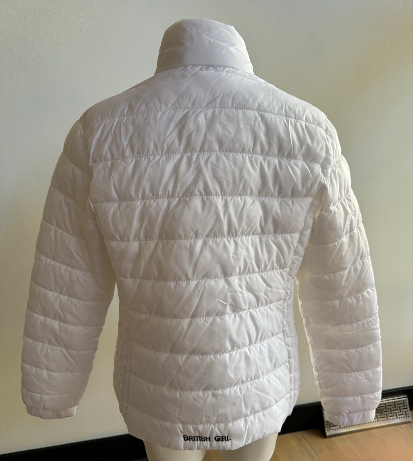 Guess white British Girl puffer - Large