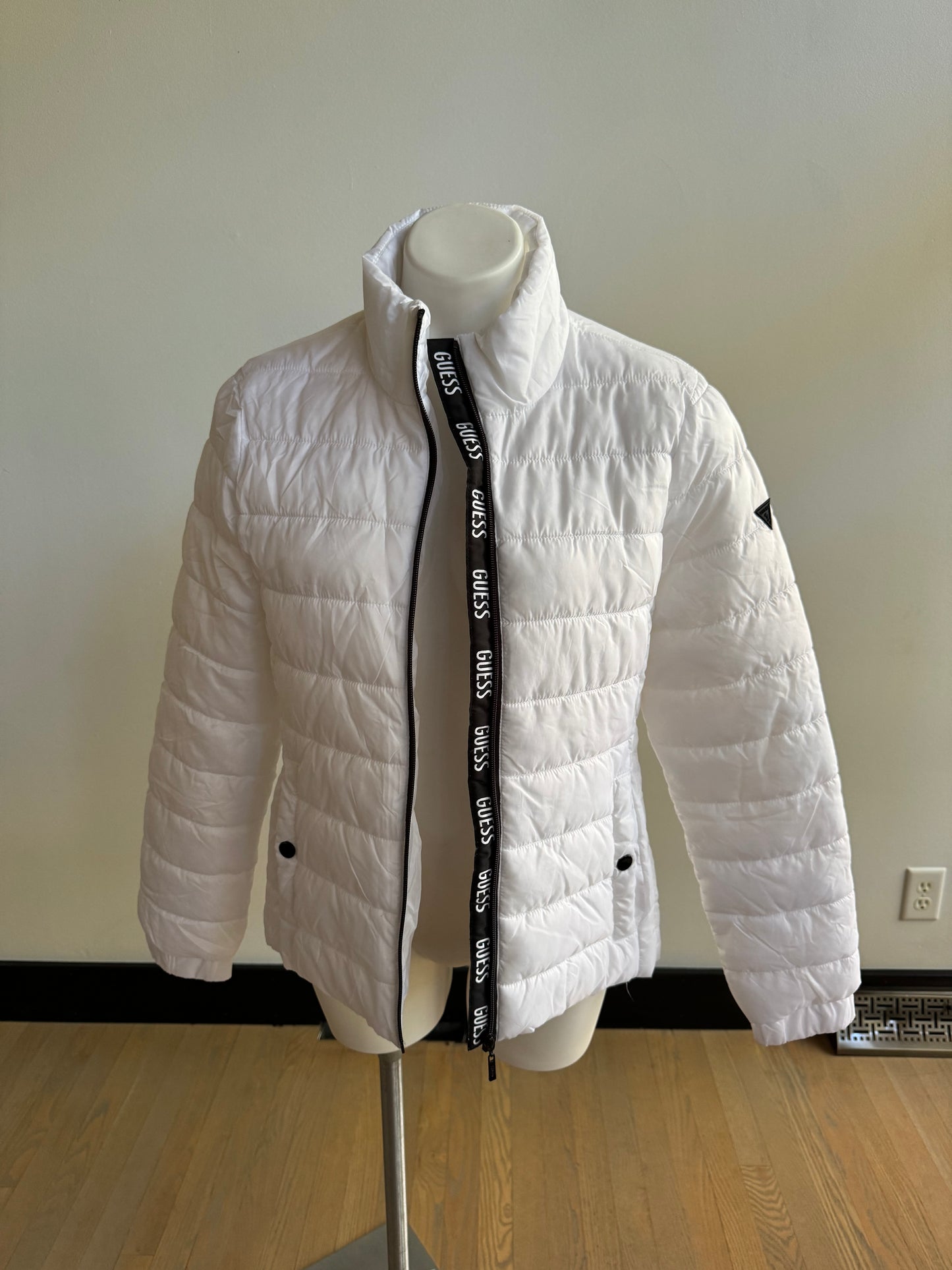 Guess white British Girl puffer - Large