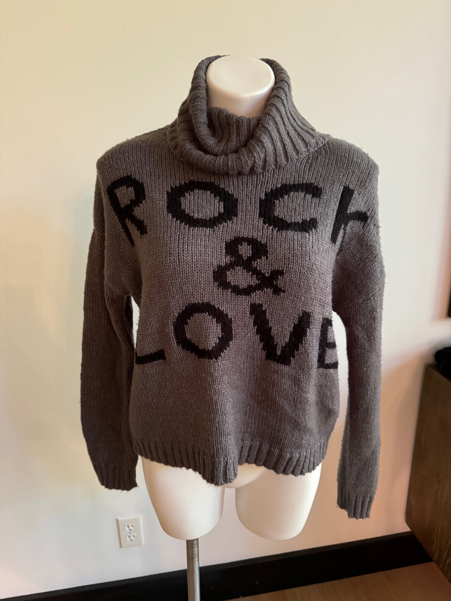 Elan Rock & Love sweater Small