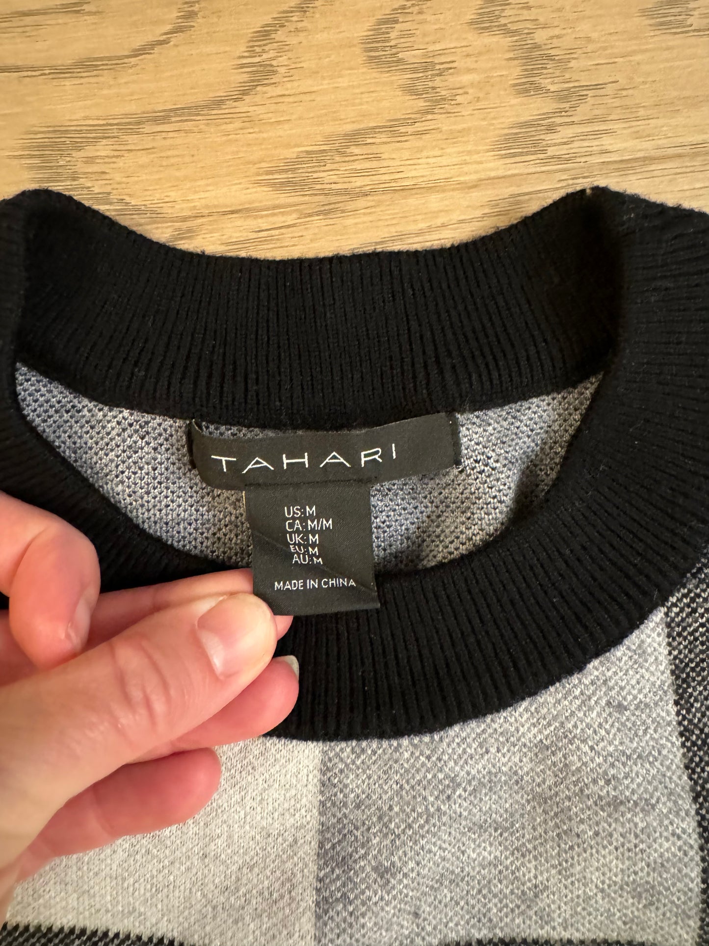 Tahari Black White Buffalo Check Crewneck sweater - size Medium